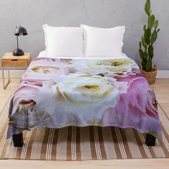 Бледно-розовые, кремовые и лиловые розы в полном цвету. Комплект постельного белья азиатское постельное белье, вязаное покрывало