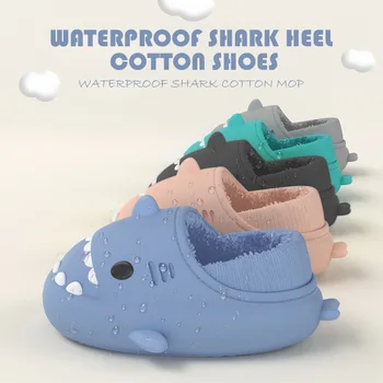 2022 Милые хлопчатобумажные тапочки с мультяшной акулой для детей, теплая зимняя обувь для мальчиков и девочек, водонепроницаемые домашние плюшевые горки для дома на открытом воздухе