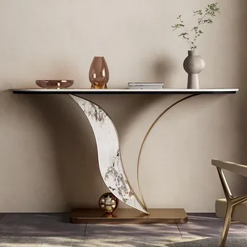 Легкая роскошь в итальянском стиле, наклон стены, каменная плита, дизайн входного стола, оформление стола в прихожей, стол